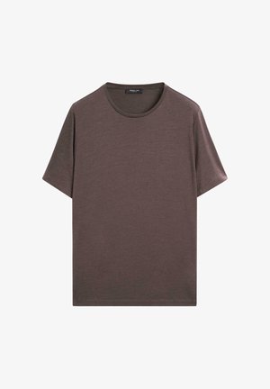 Koszulka z krótkim rękawem i okrągłym dekoltem w stonowanym brązowym kolorze, wykonana z miękkiego materiału o gładkiej teksturze, o luźnym kroju i prostym designie.