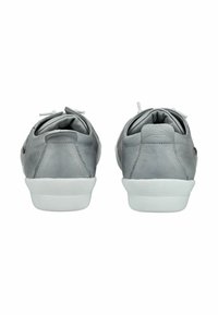 Zapatillas de cuero gris con un acabado suave, suelas de goma blanca y un diseño minimalista. Presentan un tacón redondeado y detalles de costura.