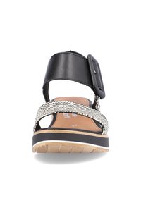 Sorte sandaler med en bred rem og en spænde, med et tekstureret metallic sølvvævet bånd, brun fodseng og en gummisål med riller.