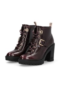 Burgunderfarbene Leder-Stiefeletten mit schwarzen, klobigen Absätzen, Schnürdetails, goldfarbener Hardware und einem seitlichen Riemen mit Schnalle. Strukturierte Gummisohle.