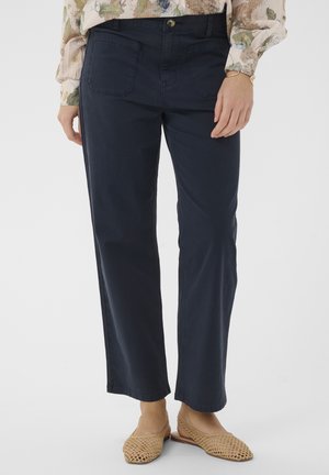 Bawełniane spodnie w kolorze granatowym o prostych nogawkach, z kieszeniami z przodu i z tyłu oraz złotym guzikiem w pasie.