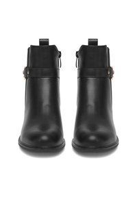 Čierne kožené členkové topánky s hladkým povrchom, s prackou a zlatými kovovými detailmi, a zaobleným tvarom špičky.