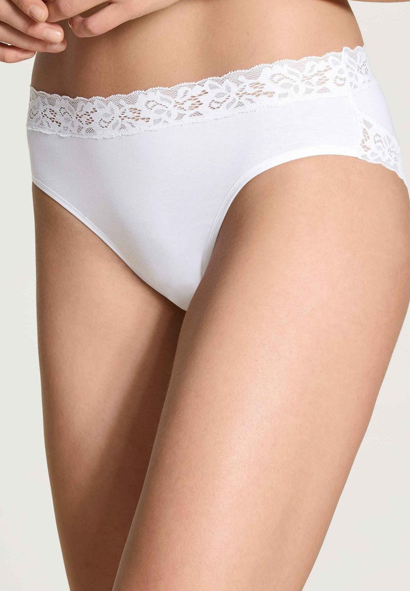 Weiße Baumwollslips mit einer Spitzenbordüre am Bund. Das Design ist flach und nahtlos mit einer glatten Textur. Die Spitze hat ein florales Muster.