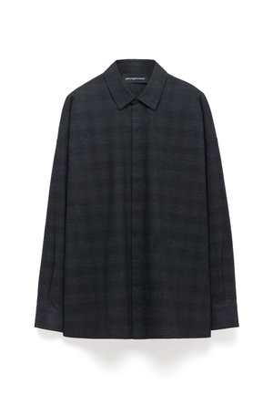 Donkergrijze, langmouwenshirt van textuurstof, voorzien van een klassieke kraag, knoopsluiting aan de voorkant en een recht model.