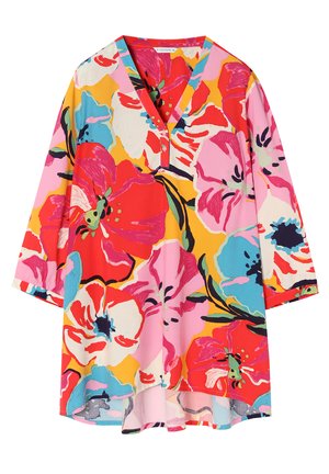 Šarena cvjetna tunika s V-izrezom, 3/4 rukavima i kombinacijom crvenih, ružičastih, plavih i žutih cvjetnih uzoraka na svijetloj pozadini.