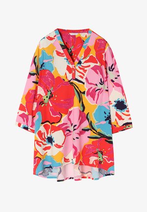 Šarena cvjetna tunika s V-izrezom, 3/4 rukavima i kombinacijom crvenih, ružičastih, plavih i žutih cvjetnih uzoraka na svijetloj pozadini.