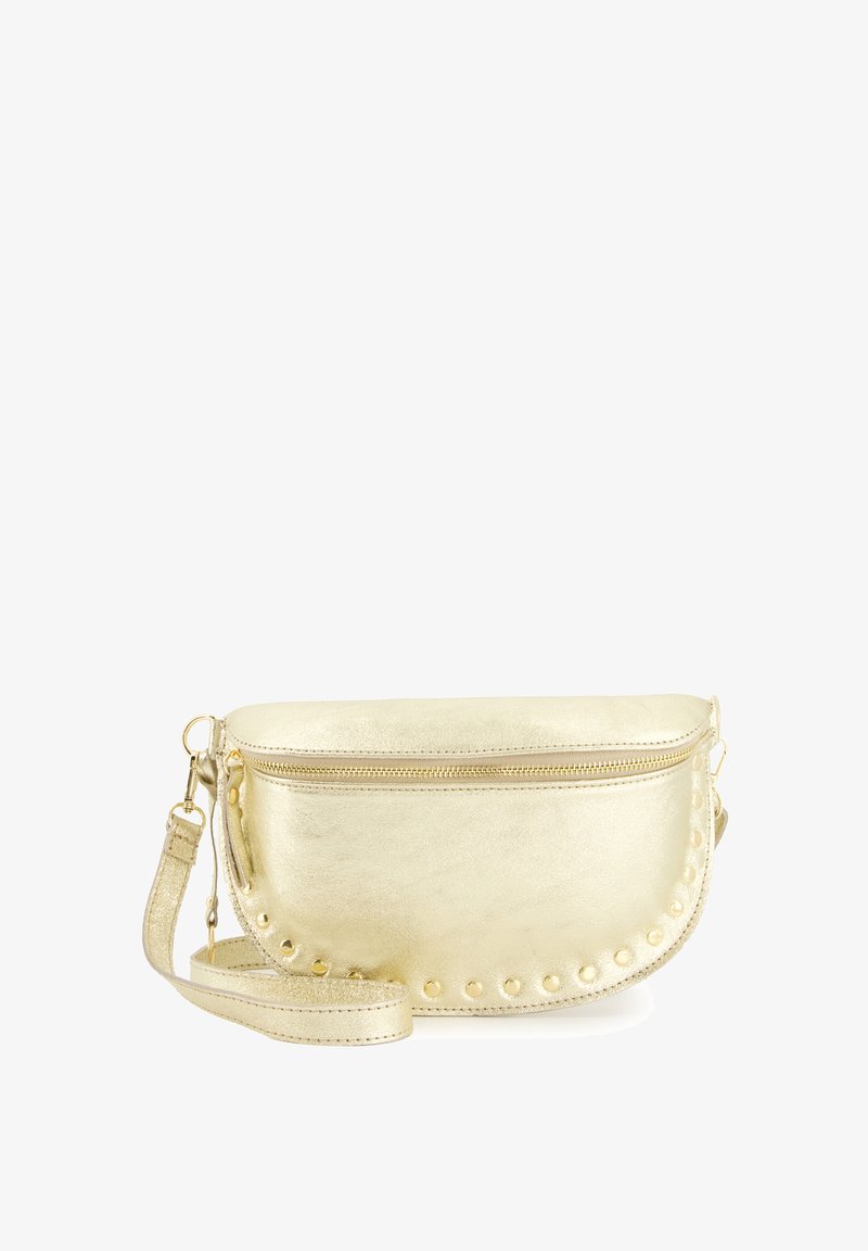 Metallic guld crossbody taske med lynlås i toppen, afrundet form, naglede detaljer langs bunden og justerbar strop for alsidighed.