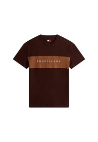 Camiseta de algodón marrón con una banda horizontal marrón que lleva el logo "TOMMYJEANS" en blanco. Cuello redondo y mangas cortas.