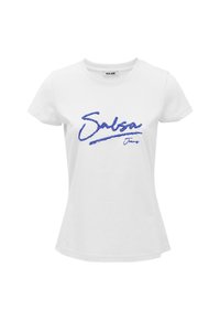 Camiseta de algodón blanca con un diseño ajustado, que presenta un logotipo bordado en azul de "Salsa Jeans" en el pecho. Mangas cortas, escote redondo.
