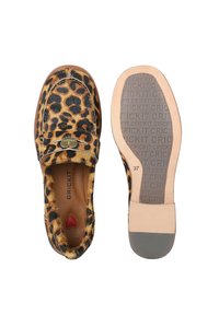 Scarpa slip-on con stampa leopardata, dotata di una parte superiore morbida e testurizzata con un accento dorato e una soletta imbottita. Suola leggera con marchio stampato.