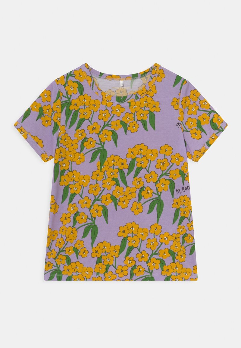 Camisa de manga corta lavanda con un patrón floral de racimos de flores amarillas y hojas verdes, escote redondo y texto impreso pequeño en el lado derecho.