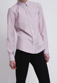 Gestreiftes Hemd in Rot und Weiß, mit langen Ärmeln, klassischem Kragen und taillierter Form. Textil mit einer strukturierten Oberfläche und glattem Finish.