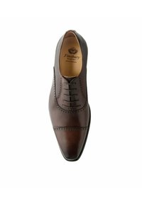 Chaussure habillée en cuir marron avec un bout pointu, des coutures détaillées et un design à lacets. Présente une texture lisse et des accents minimalistes.