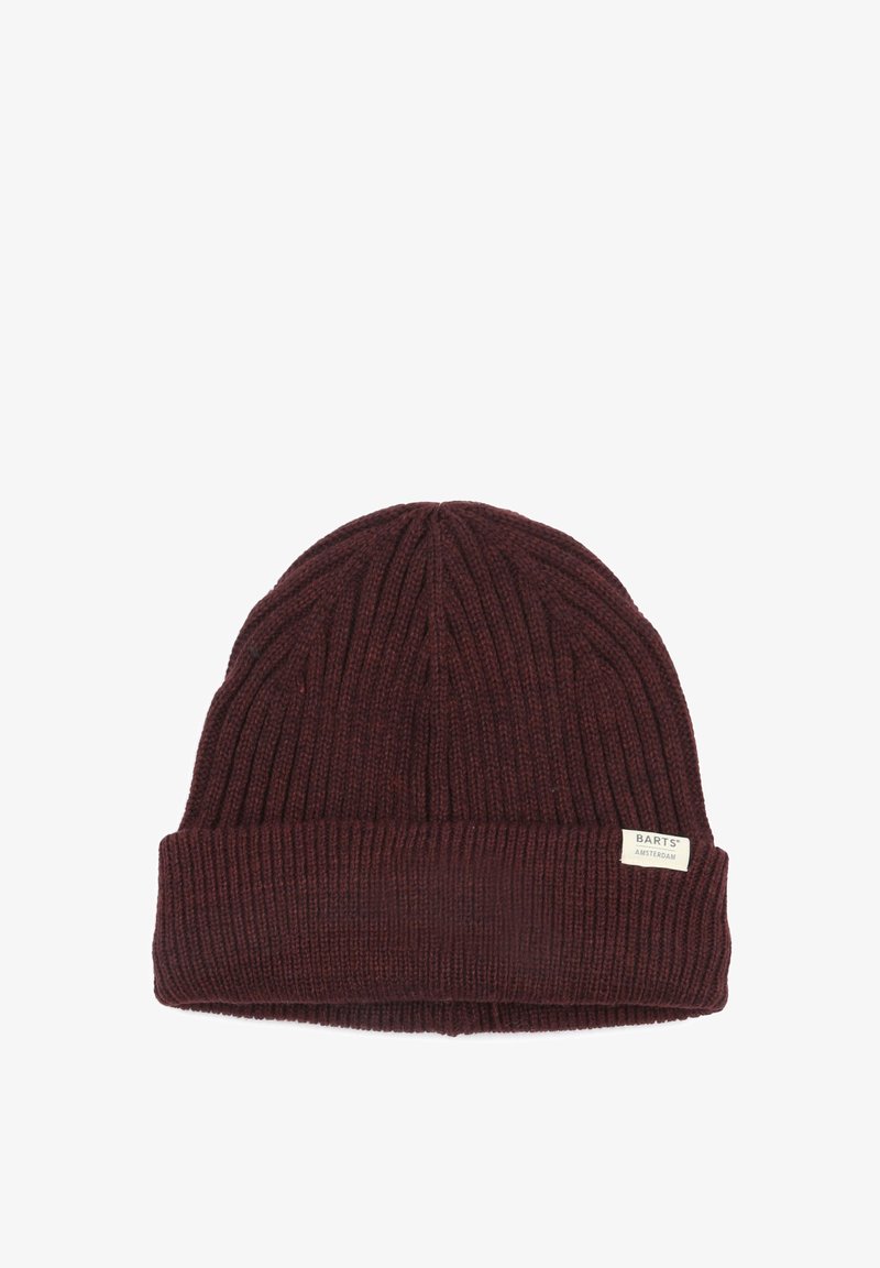 Bordeaux rode geribbelde gebreide muts met een omgeslagen rand en een klein label aan de zijkant met de tekst "BARTS AMSTERDAM". Zachte textuur.