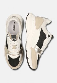 Sneakers in wit, beige en zwart met mesh- en suède materialen. Voorzien van zilveren accenten, platte veters en een gestructureerde zool voor grip.