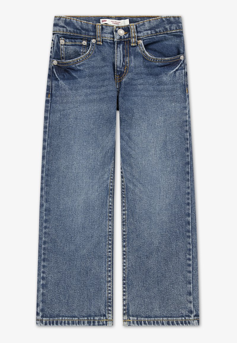 Jean en denim à coupe large, de couleur bleu clair, avec cinq poches et surpiqûres contrastées. Dispose d'une fermeture par bouton et de passants pour ceinture.