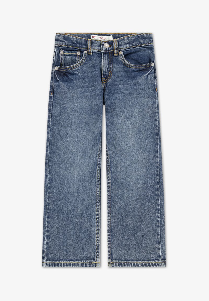 Jean en denim à coupe large, de couleur bleu clair, avec cinq poches et surpiqûres contrastées. Dispose d'une fermeture par bouton et de passants pour ceinture.