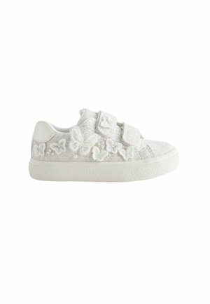 Baskets blanches pour enfants avec finition pailletée, bandes velcro et applications décoratives de papillons blancs et petites perles sur les côtés.