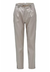 Pantalones beige a medida hechos de tejido suave con pliegues, una cinturilla con hebilla dorada y aberturas en los laterales del dobladillo.
