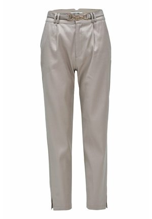 Pantalons beiges ajustés en tissu lisse avec des plis, une taille ceinturée avec des accessoires en or et des fentes sur l'ourlet.