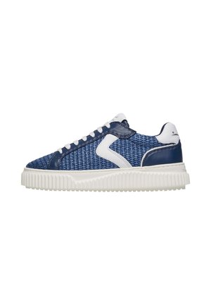 Sneaker blu intrecciato con accenti bianchi, suola piatta, punta rotonda e design con lacci. Presenta un tessuto testurizzato e dettagli in pelle a contrasto.