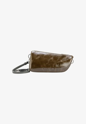 Lille blank mørkebrun læder crossbody taske med aftagelig grå rem og sølv metal hardware.