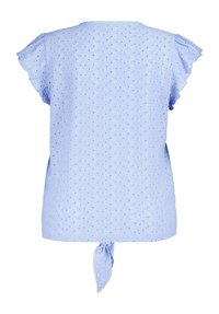 Haut à manches courtes bleu clair présentant un motif texturé en œillets, un col rond et un détail noué à l'arrière. Tissu doux et respirant.