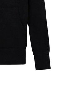 Felpa nera in misto cotone, con tasca a marsupio, polsini a costine e cappuccio con coulisse. Tessuto liscio, forma rilassata.