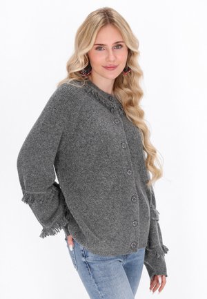 Cardigan grigio lavorato a maglia con dettagli in frange sulle maniche, dotato di chiusura con bottoni e una vestibilità rilassata. Texture morbida e stile casual.