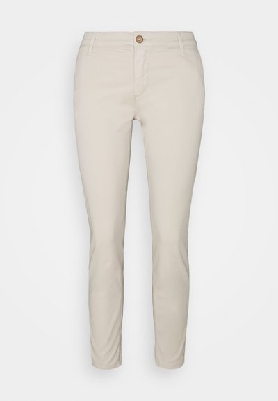 Μπεζ παντελόνι σε στενή εφαρμογή φτιαγμένο από μαλακό βαμβακερό ύφασμα. Διαθέτει κανονική ζώνη, μπροστινές τσέπες και ένα μόνο καφέ κουμπί κλεισίματος.
