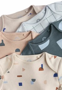 Pet majice za dojenčke v različnih barvah: bež, svetlo roza, svetlo siva, temno siva in off-white, z abstraktnimi geometrijskimi vzorci v različnih odtenkih.