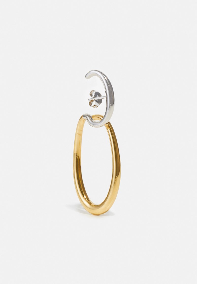 Guld- och silverfärgade metallörhängen med en böjd design, med en polerad yta och en separat stiftstängning.