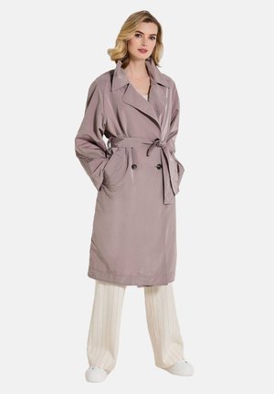 Licht mauve trenchcoat van glanzende stof, met een bretelsluiting bij de taille, oversized revers en een dubbele knoopsluiting.