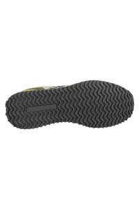 Suela de goma negra con un patrón de ondas, que presenta una superficie texturizada y una etiqueta de logo rectangular que indica la marca "NAPAPIURI".