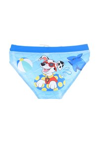 Slip da nuoto per bambini in tessuto azzurro chiaro, con un cane dei cartoni animati con occhiali da sole, una palla da spiaggia e uno squalo, e un motivo a pois sul gommone del cane.
