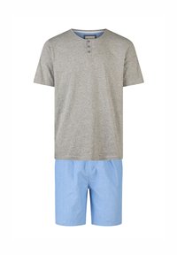 Camiseta de algodón gris claro con mangas cortas y tapeta de tres botones, combinada con pantalones cortos a rayas azules, hechos de una tela ligera.