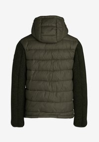 Pufferjack met een capuchon, met een gearceerd olijfgroen lichaam, donkergroene textuur mouwen en een ritssluiting bij de hals.