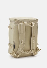 The North Face BASE CAMP FUSE BOX - Ruksak - gravel/khaki stone