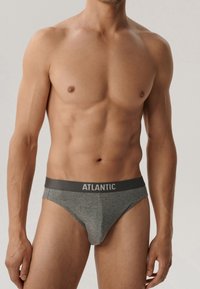 Szare bawełniane slipy z ciemnoszarym elastycznym paskiem z napisem "ATLANTIC" w jasnoszarych literach. Gładka faktura i dopasowany krój.