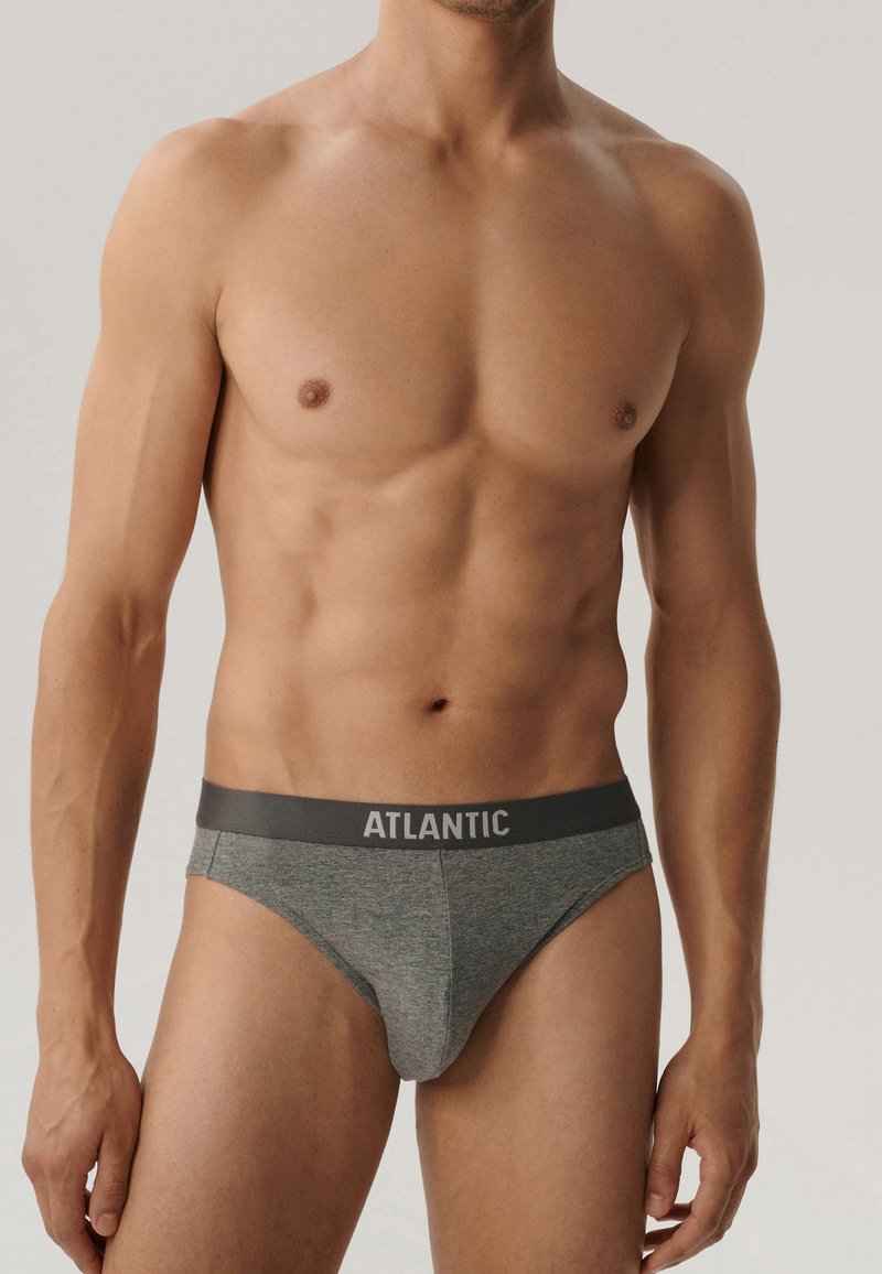 Szare bawełniane slipy z ciemnoszarym elastycznym paskiem z napisem "ATLANTIC" w jasnoszarych literach. Gładka faktura i dopasowany krój.