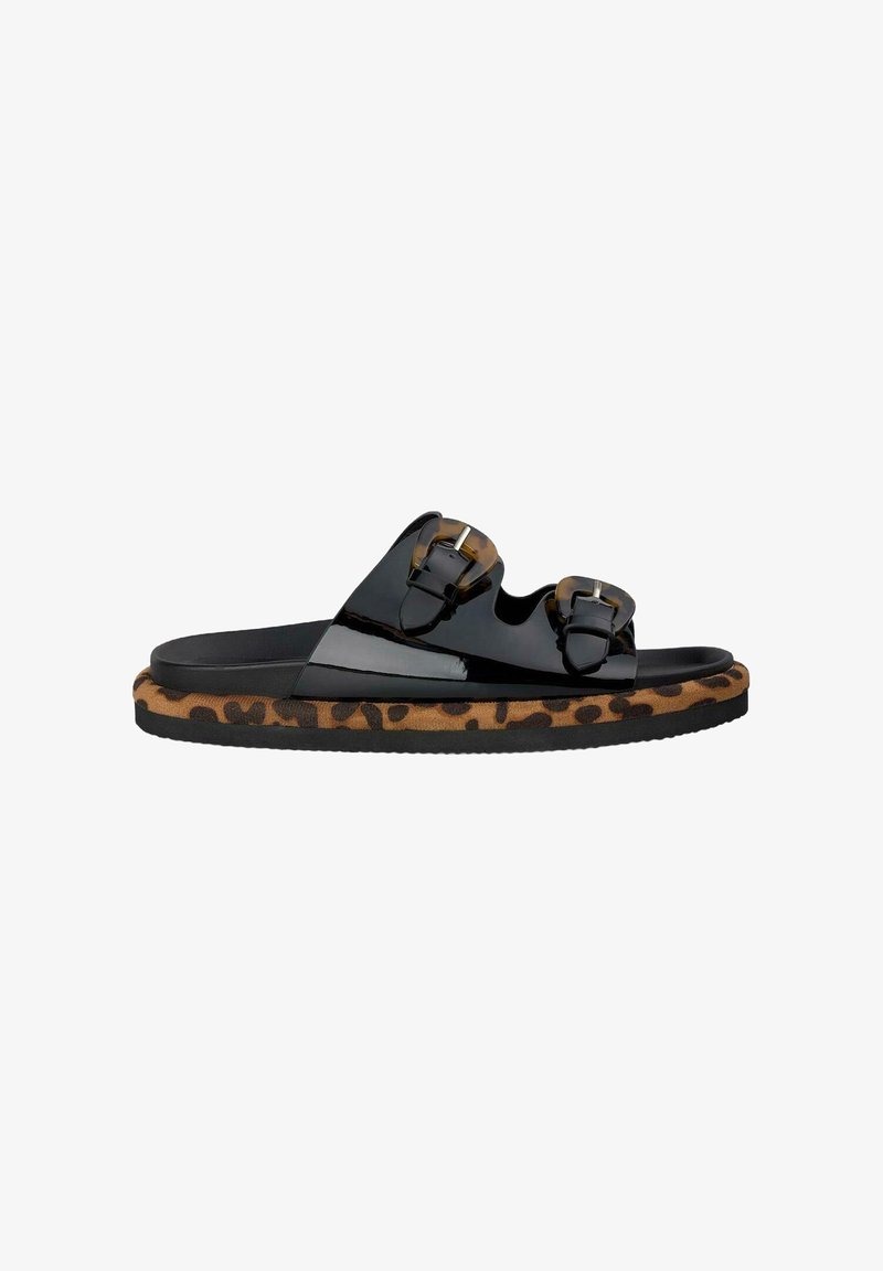 Schwarze Lack-Sandalen mit Doppel-Schnallenriemen und einer strukturierten Sohle im Leopardenmuster. Flacher Gummifußbett mit kontrastierendem Tiermuster.