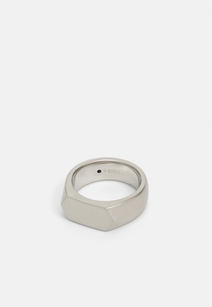 Bague en métal ton argent poli avec une surface supérieure plate hexagonale et un anneau lisse et arrondi.