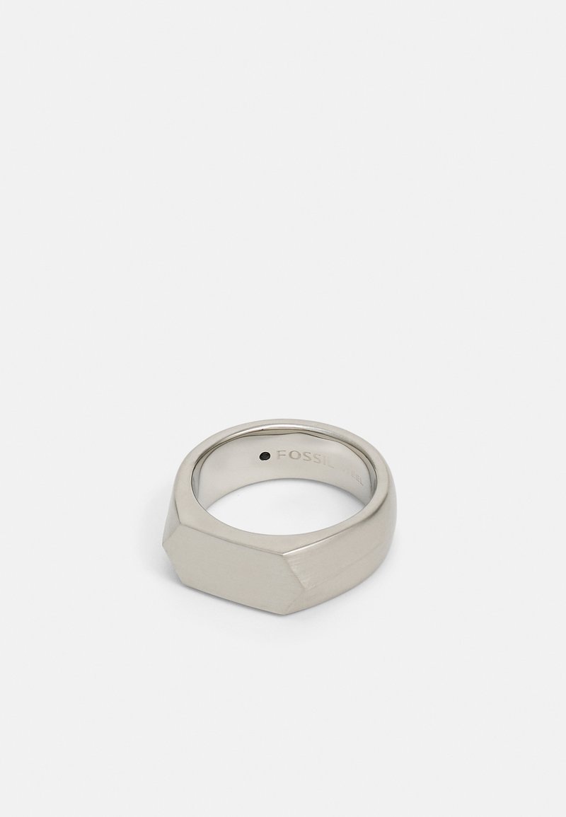 Bague en métal ton argent poli avec une surface supérieure plate hexagonale et un anneau lisse et arrondi.