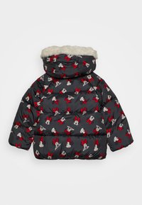 Sort puffjakke med hætte, foret med hvidt faux pels, prydet med flere Minnie Mouse ansigtstræk iført røde sløjfer, vist fra bagsiden.