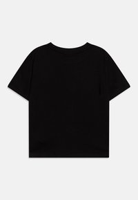 T-shirt cropped nera in cotone, con colletto tondo e maniche corte. Il tessuto appare liscio con una consistenza uniforme.