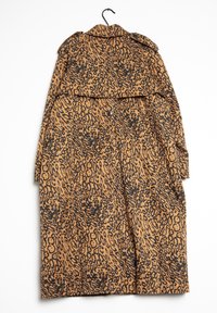 Frakke med leopardprint i tan og sort, der har krave, knapdetaljer og en løs pasform, lavet af blødt stof med en glat tekstur.