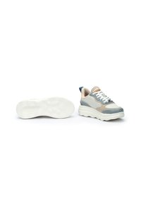 Zapatillas con una parte superior de un beige claro, acentos grises y suela de goma blanca. Presenta cordones, un cuello acolchado y una superficie texturizada.
