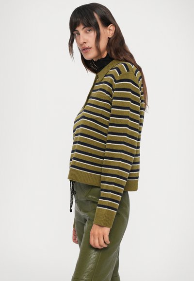 Suéter verde às riscas com riscas azuis e amarelas, bainha e punhos canelados, design curto, combinado com calças verdes ajustadas, textura mate.