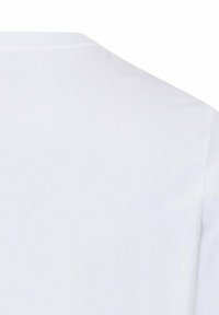 Biała bawełniana koszulka, okrągły dekolt, krótkie rękawy, gładka faktura, bez wzorów i grafik, lekki połysk tkaniny.