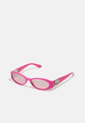 Gafas de sol de plástico rosa con lentes ovalados, detalle en hardware plateado en los laterales y un diseño contemporáneo y elegante. Los lentes tienen un tinte degradado.